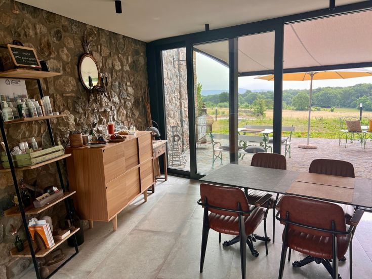 Una sala da pranzo semplice con vista sulla campagna umbra, decorata con mobili contemporanei.