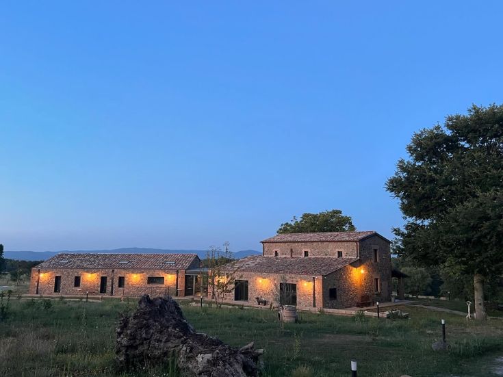 Agriturismo situato tra le colline umbre, con sistemazioni confortevoli e un ambiente accogliente.