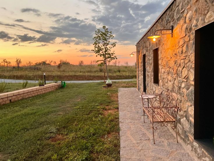Agriturismo immerso nella campagna umbra, offre un panorama suggestivo al tramonto, ideale per momenti di relax.