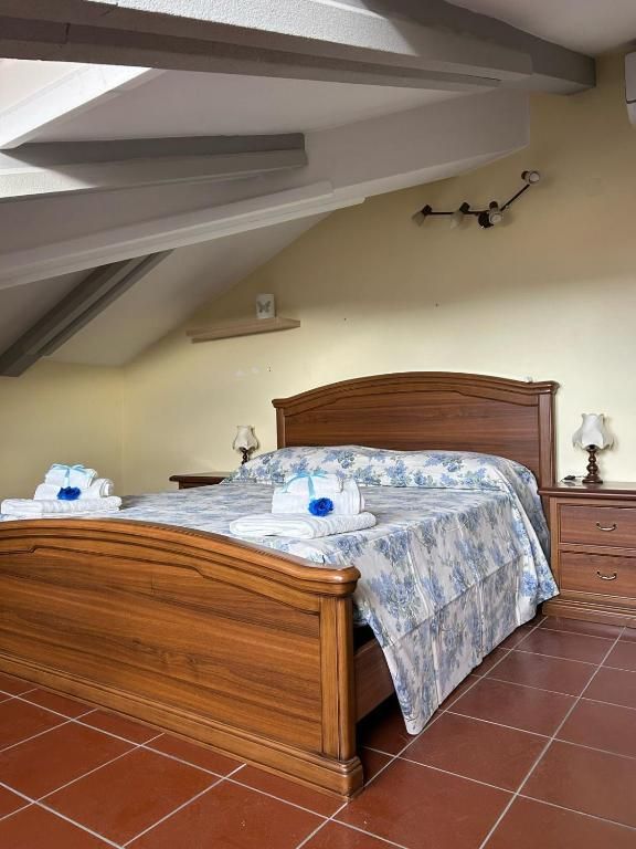 Simple bedroom with a double bed, furnished functionally and equipped with modern comforts.