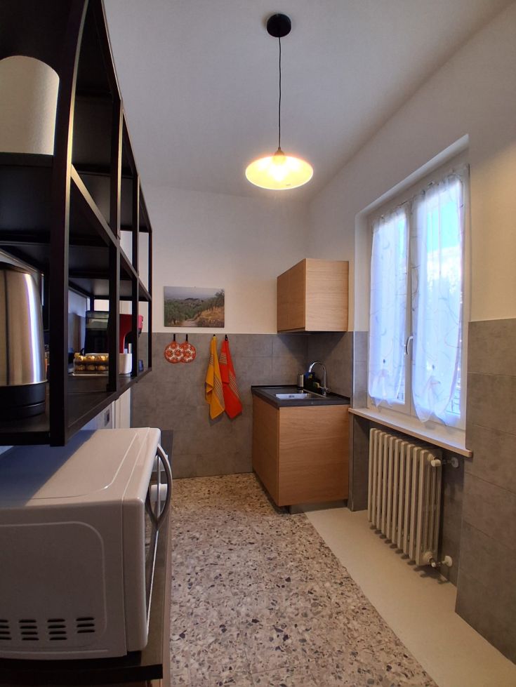 Modern and equipped kitchen with a bright, functional space for various daily activities.