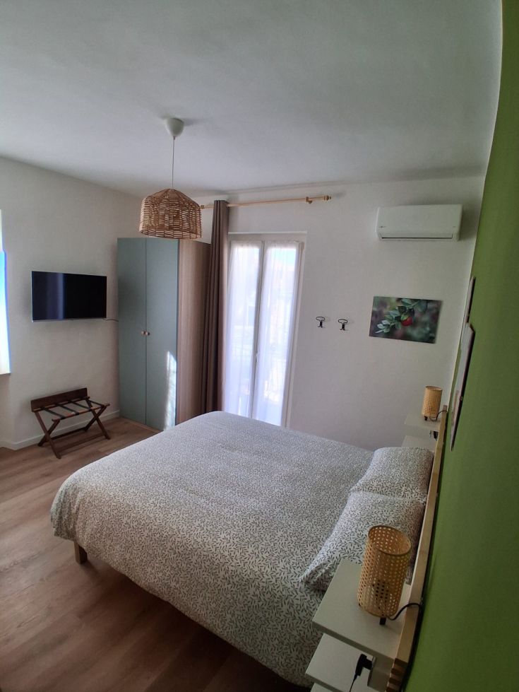 Bright and spacious room with a double bed, equipped with air conditioning and TV, perfect for relaxation.