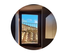 Scena di un cielo sereno sopra tetti in terracotta, che crea un'atmosfera di calma e relax.