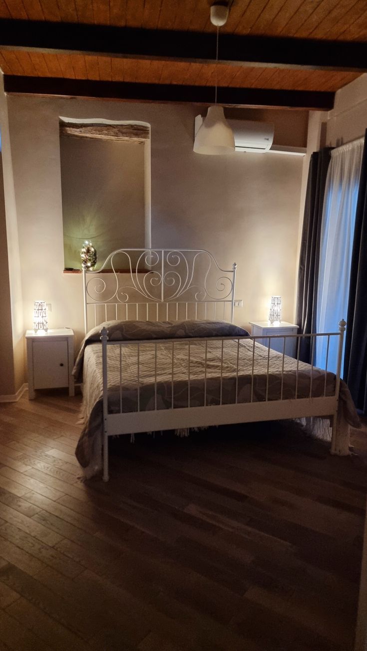 Simple bedroom with contemporary furniture and soft lighting. Ideal for a peaceful stay.