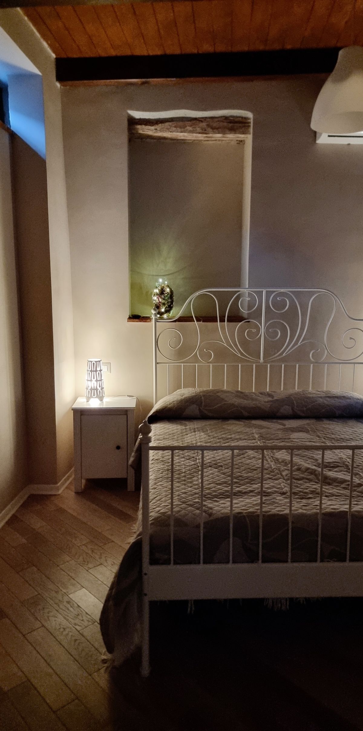 Chambre confortable avec des lits bien organisés et un éclairage doux, idéale pour se détendre.