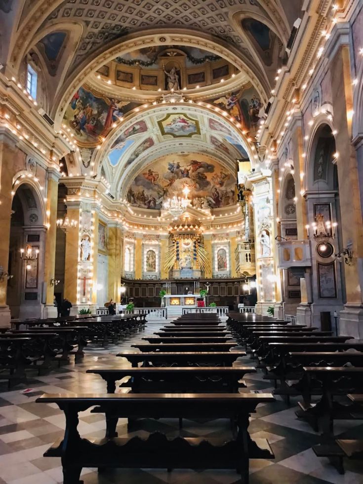 Interior of a church with decorated ceilings and a suggestive atmosphere.