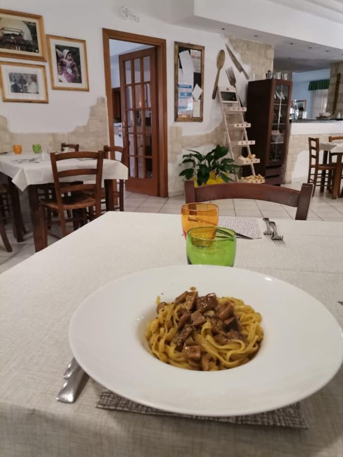 piatto di tagliatelle al tartufo su un tavolo 
