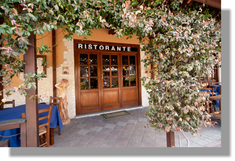 ingresso ristorante con arco di ciclamini fioriti