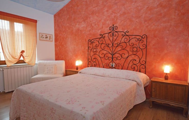 A simple room with orange walls and iron elements. Suitable for relaxing moments.
