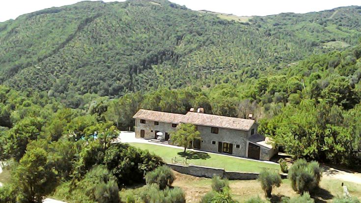 A structure surrounded by nature, featuring a pool, barbecue, and spacious outdoor areas, perfect for relaxing and exploring Umbria.