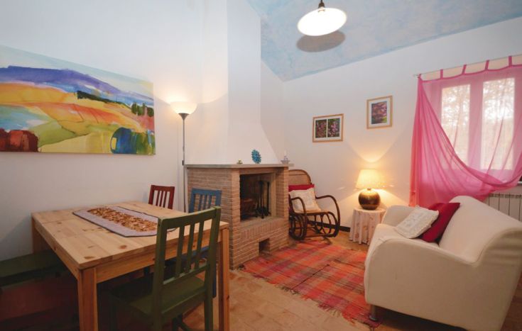 A warm and bright interior, furnished with simple elements in predominantly white and beige tones.