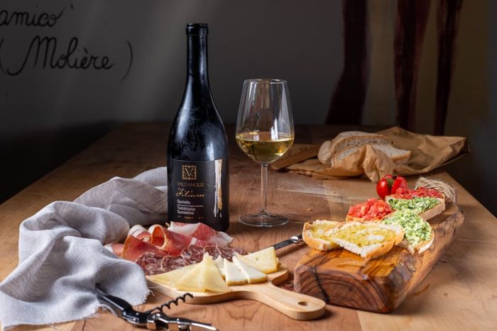 Un tagliere di sapori autentici con i nostri salumi artigianali, bruschette con il nostro olio EVO biologico e i frutti generosi del nostro orto. Il tutto accompagnato dall’eleganza del Filium Trebbiano Spoletino, per un viaggio nei gusti della nostra terra.