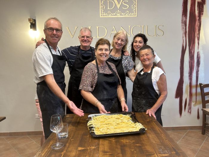 ti porteranno nel cuore della tradizione umbra, guidato da nonna Maria e dalla nipote Jessica. Non solo preparerai piatti tipici con le tue mani, ma li degusterai passo dopo passo, accompagnato dai nostri vini. Il tutto si concluderà con un pranzo conviviale, dove assaggerai le ricette che tu stesso avrai creato, in un’atmosfera familiare e genuina