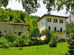Un agriturismo situato nella campagna umbra, offre un'accogliente esperienza immersa nella natura.