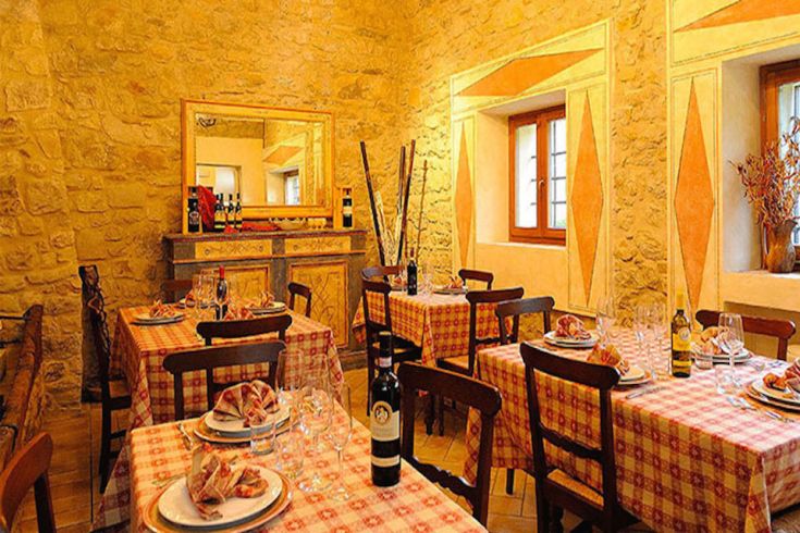 Una sala ristorante accogliente con un'atmosfera rustica, che offre piatti preparati con ingredienti locali.