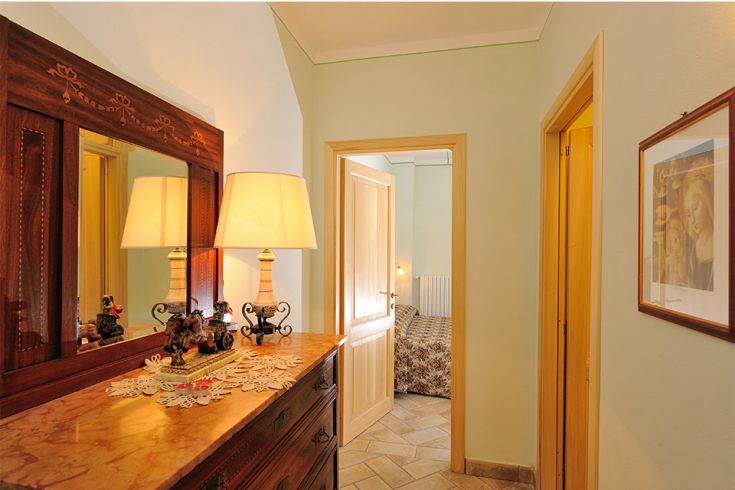 All'interno, un'atmosfera serena con arredi in legno e dettagli semplici crea un ambiente confortevole.