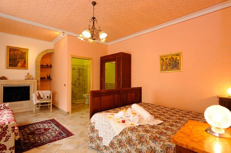 Camera semplice con elementi rustici e un'atmosfera tranquilla.