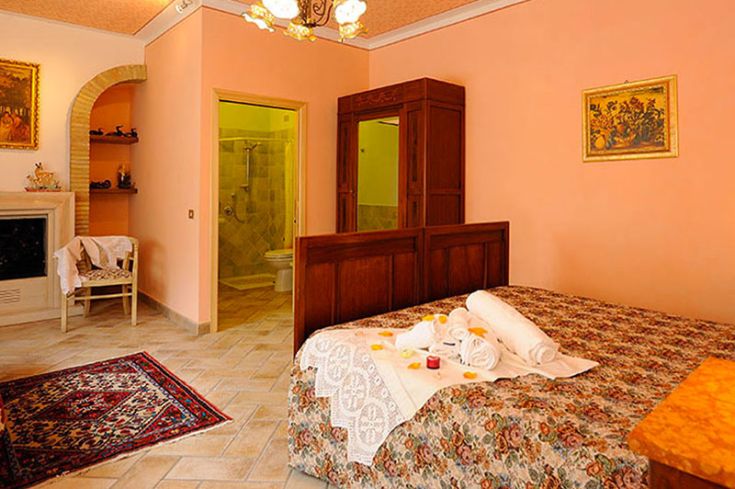 Camera confortevole con elementi rustici, ideale per una pausa tranquilla in agriturismo.