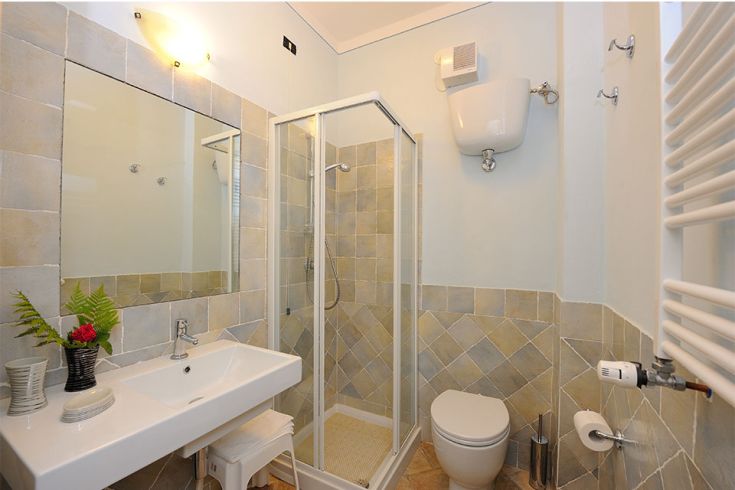 Bagno contemporaneo con doccia, arredamento semplice e atmosfera tranquilla per un momento di relax.