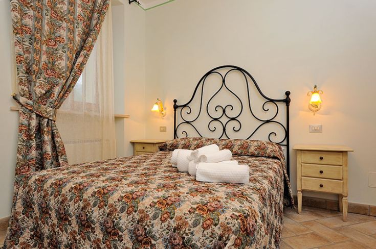 Accoglienti camere in un agriturismo immerso nella natura umbra, ideale per una sosta rilassante.