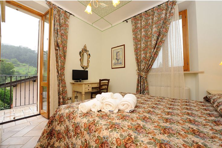 Camera confortevole con panorama sulle colline circostanti e un'atmosfera tranquilla.