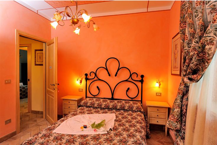 Camera confortevole dell'Agriturismo Casa Brunori, caratterizzata da colori caldi e elementi essenziali.