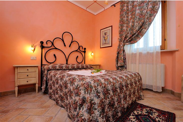 Camera semplice e accogliente con elementi rustici e tonalità calde.