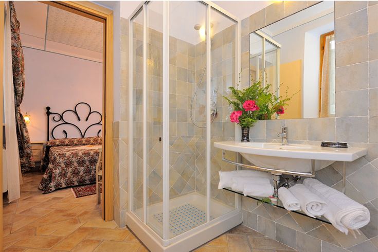 Bagno semplice con doccia e arredi funzionali, situato nell'Agriturismo Casa Brunori.