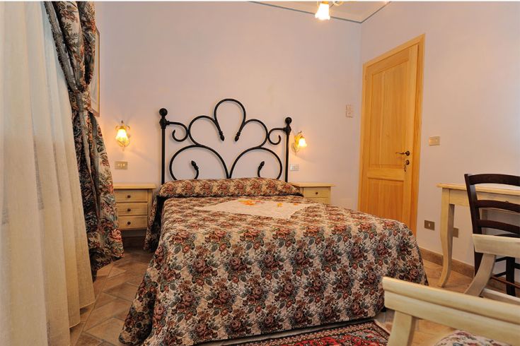 Camera dell'agriturismo Casa Brunori, confortevole e ben organizzata, con tocchi di cura nei dettagli.