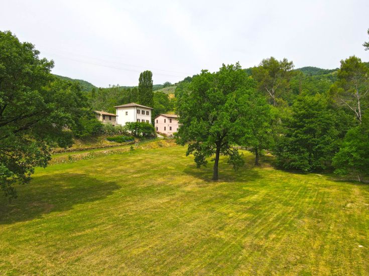 Immerso nel verde, l'agriturismo Casa Brunori propone un'atmosfera rilassante e piatti tipici umbri.