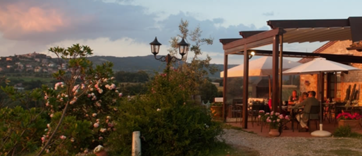 An inviting agritourism surrounded by nature, ideal for relaxation and joyful gatherings.