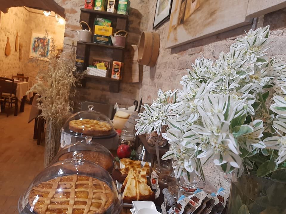 A relaxed corner with fresh sweets and flowers, creating a simple and inviting atmosphere.