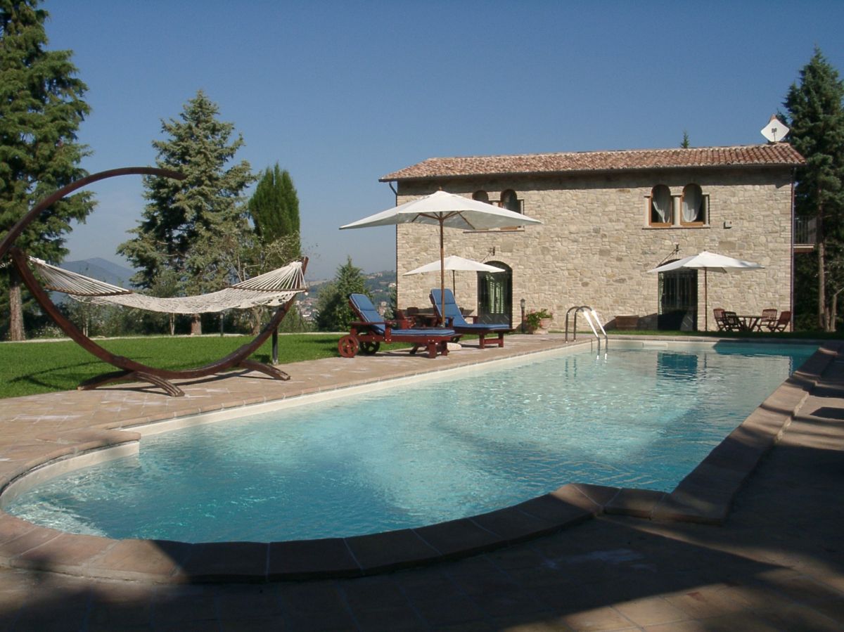 A villa with a swimming pool surrounded by nature, ideal for relaxation and outdoor activities.