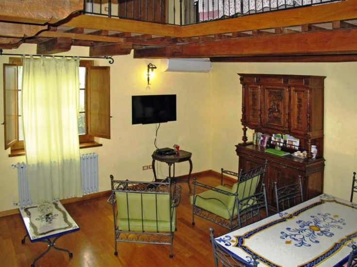 Un salon confortable avec des meubles au design simple, une télévision et une vue sur le paysage extérieur.