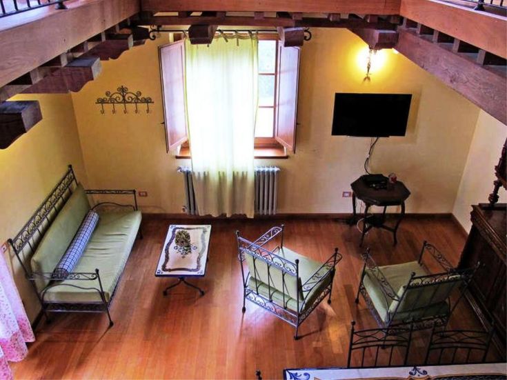 Un salon accueillant avec un mobilier simple et de la lumière naturelle, parfait pour des moments de détente.