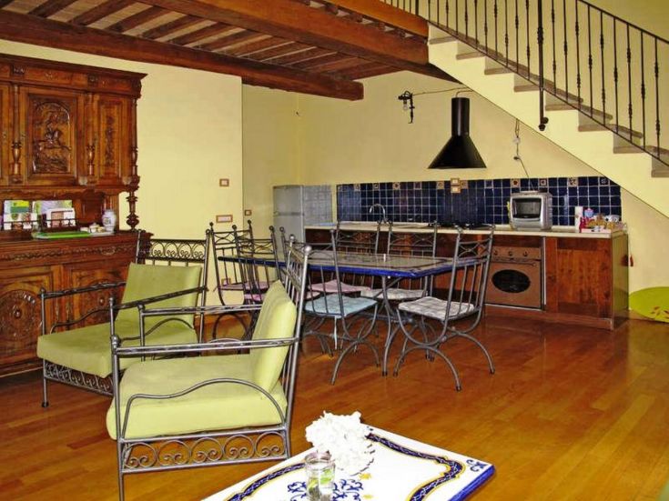 Un environnement confortable avec une cuisine bien équipée et des meubles en bois. Lumière naturelle et style rustique.