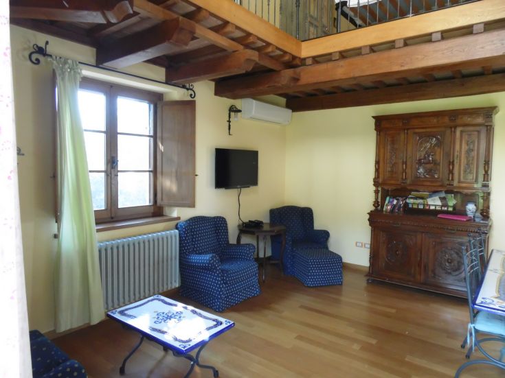 Un environnement confortable avec des meubles traditionnels, idéal pour passer du temps en famille.