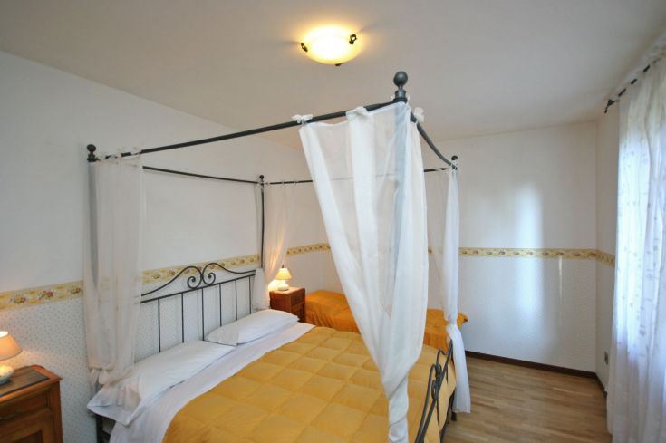 Chambre simple avec des lits simples, une décoration sobre et une bonne luminosité, idéale pour se détendre.