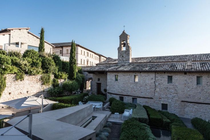 In the heart of an Umbrian setting, Nun Relais blends historic elements with contemporary touches. A stylish and welcoming place.