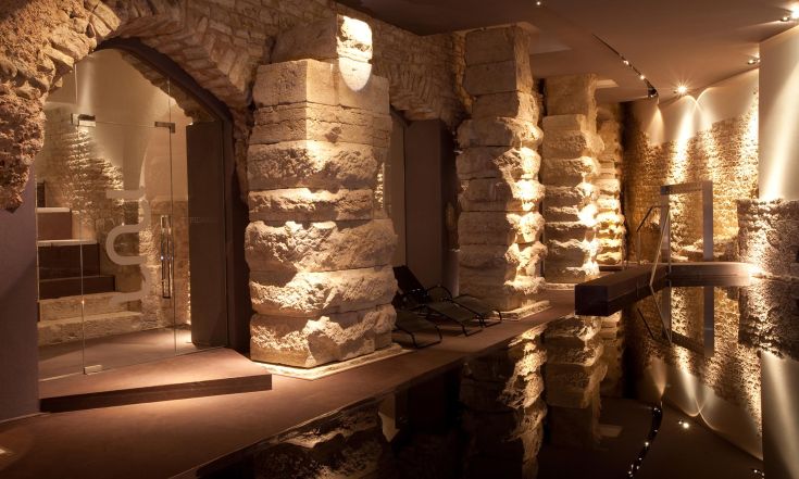 A refined stay combining historical and contemporary elements in an elegant setting with columns and a pool.