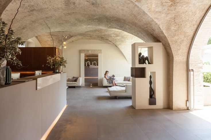 In Nun Relais, modern features blend with historical context, creating a welcoming atmosphere.