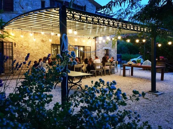 Un dîner en plein air dans une ferme, entouré d'un cadre naturel et paisible.