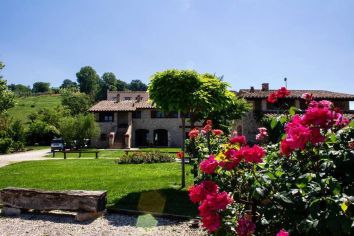 Antico edificio con giardino ben tenuto, affacciato sulla Valle del Tevere, ideale per momenti di relax e passeggiate.