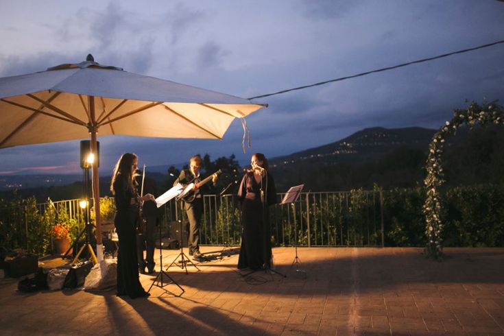 Une performance musicale nocturne dans un cadre élégant en plein air.