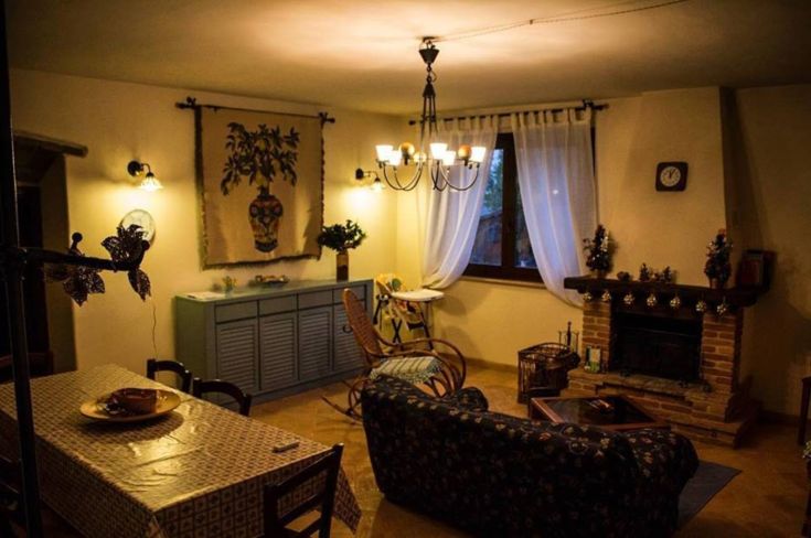 Un salon confortable avec des meubles simples et une cheminée, parfait pour des moments de détente.