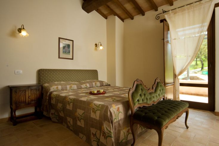 Chambre confortable avec vue sur le jardin, parfaite pour se détendre et s'immerger dans la nature.