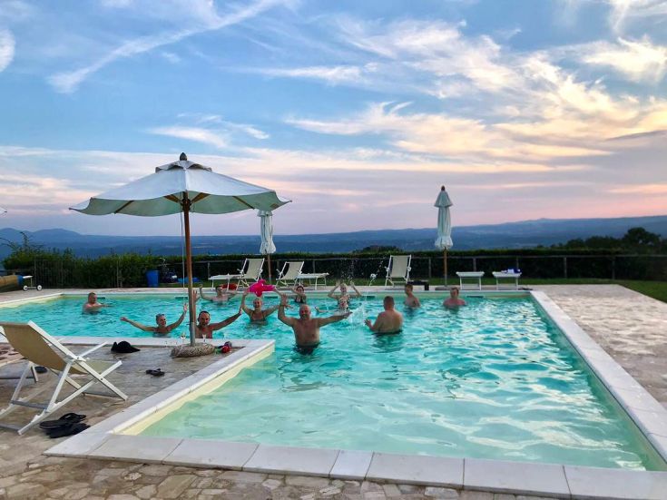Des personnes se détendent dans une piscine au milieu de la nature.