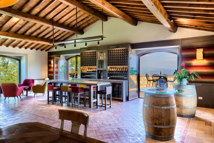 Un espace intérieur sobre avec vue sur la campagne ombrienne. Design simple et détails soignés.