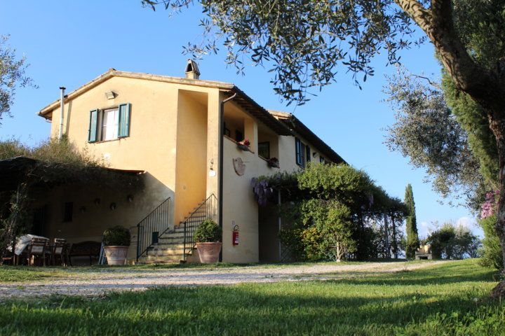 Ferme entourée de nature en Ombrie, idéale pour des moments de détente et de belles promenades.