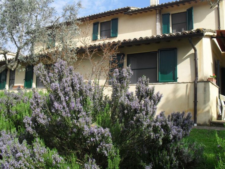Agriturisme entouré d'oliviers et de vignobles, avec vue sur Bevagna et le mont Subasio.